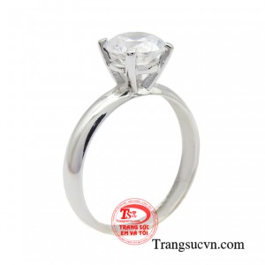 Nhẫn vàng trắng phong cách thanh lịch thiết kế đơn giản cùng viên đá chủ làm nổi bật sản phẩm.