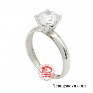 Bất kỳ quý cô nào từ phong cách cá tính hay theo trường phái đơn giản đều có thể dễ dàng kết hợp với mọi kiểu trang phục.