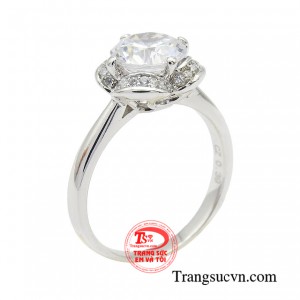 Nhẫn vàng trắng thanh lịch thời trang lấy cảm hứng từ những cánh hoa mỏng manh đang từ từ hé nở. 