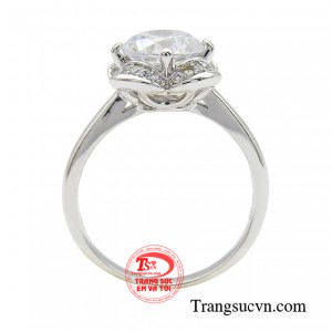 Chiếc nhẫn là sự kết hợp tuyệt vời giữa công nghệ chế tác hiện đại cùng ý tưởng thiết kế độc đáo. 