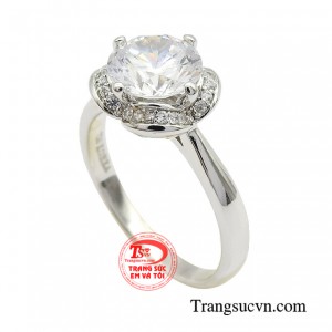 Dáng nhẫn thanh cao, đường nét hài hòa, càng tôn thêm vẻ đẹp thanh lịch, yêu kiều nhưng cũng vô cùng sang trọng cho phái đẹp. 