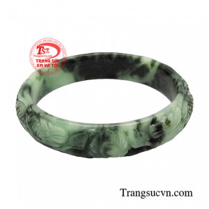 Vòng cẩm thạch chạm khắc là món phụ kiện được ưa chuộng không chỉ bởi vẻ đẹp riêng biệt mà còn bởi ý nghĩa phong thủy độc đáo. 