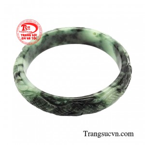 Nhiều người lựa chọn đeo vòng ngọc cẩm thạch bởi tác dụng mang đến bình an, cho cả tinh thần và thể chất.