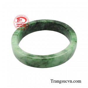 Vòng cẩm thạch không chỉ được xem là món đồ trang sức quý giá mà còn mang ý nghĩa phong thủy, mang lại nhiều may mắn và tài vận cho người sử dụng.