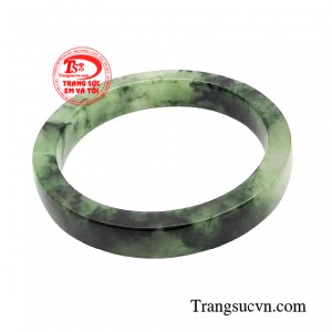 Vòng cẩm thạch khí chất được coi như vật hộ thân như ý cát tường.