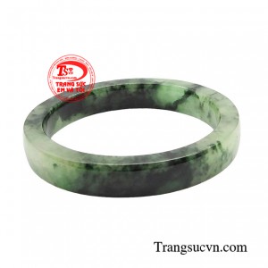 Đeo vòng ngọc cẩm thạch trên tay vừa đẹp mắt, sang trọng, vừa khí chất, thanh lịch.