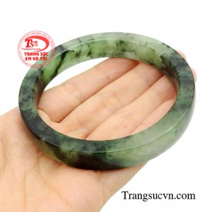 Không những vậy, trong văn hóa cổ xưa, ngọc được tôn sùng và trân quý như một bảo vật quý giá và không thể thiếu đối với tầng lớp thượng lưu.