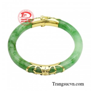 Vòng ngọc bọc vàng trường thọ mang biểu tượng của sự giàu sang, phú quý và tiền tài. 