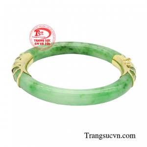 Vòng ngọc bọc vàng là một trong những mẫu trang sức tuyệt đẹp được nhiều chị em ưu ái lựa chọn. 