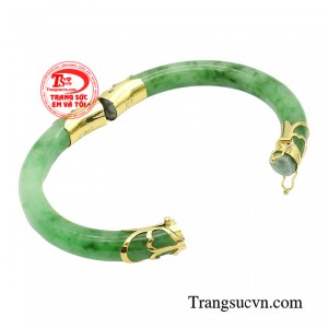 Vòng cẩm thạch cao cấp đảm bảo độ cứng, bền bỉ và tỏa sáng khi đi dưới ánh nắng mặt trời.