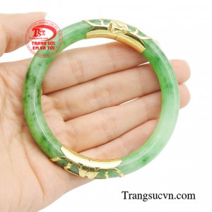 Vòng cẩm thạch bọc vàng còn được xem là bùa hộ mệnh, bảo vệ sức khỏe và tinh thần của chủ nhân tránh được những nguồn năng lượng tiêu cực từ môi trường bên ngoài. 