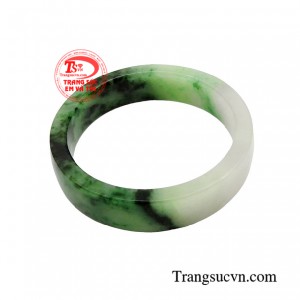 Người phương Đông còn quan niệm rằng, nếu đeo vòng ngọc cẩm thạch bên mình sẽ giúp cải thiện sức khỏe.