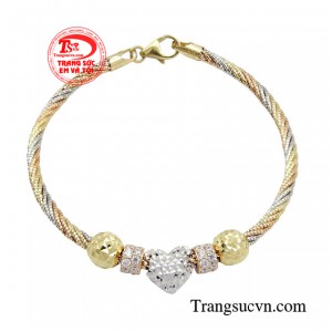 Vòng tay charm vàng duyên dáng có cấu tạo đặc trưng từ hai phần chính là vòng xoắn tinh xảo cùng với những hạt Charm được xâu chuỗi một cách tỉ mỉ lại với nhau. 