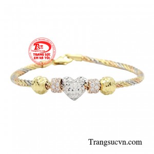 Không chỉ mang đến cho bạn chiếc vòng charm tuyệt đẹp mà sản phẩm còn được chế tác theo công nghệ nước ngoài