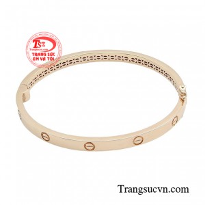 Vòng tay vàng hồng thời thượng sở hữu vẻ ngoài nhã nhặn, nữ tính với gam màu vàng hồng rất được chị em phái đẹp yêu thích và thường xuyên được lựa chọn làm bạn đồng hành. 
