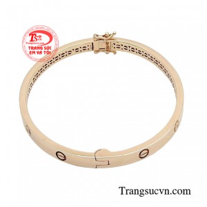 Thiết kế này không những bật lên sự sang trọng mà còn tạo nét đoan trang cho người sở hữu