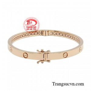 Khiến mọi ánh nhìn đều đổ dồn vào từng chuyển động của người đeo.