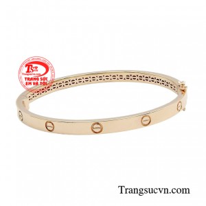 Với họa tiết tròn đan xen cùng thiết kế bản nhỏ cứng cáp, thể hiện cá tính độc đáo của chủ nhân. 