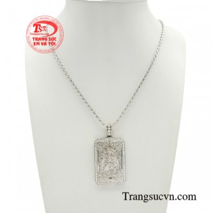 Bộ dây chuyền kim cương bình an phác họa hình ảnh Phật Bất Động Minh Vương được chế tác tinh xảo, sống động cùng thiết kế mặt dây chuyền độc đáo. 