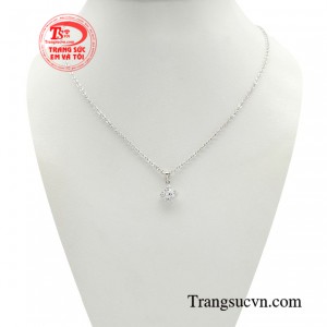 Bộ dây chuyền vàng tỏa sáng là một trong những thiết kế tinh xảo với sự kết hợp của chiếc mặt dây đính đá lấp lánh cùng với sợi dây chuyền vàng thanh mảnh thu hút ánh nhìn của biết bao người. 