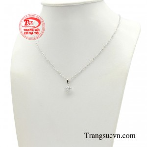 Bộ sản phẩm sử dụng chất liệu vàng trắng 18k cao cấp có độ sáng cao. 