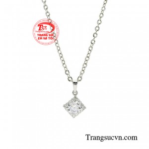 Vì vậy, bộ dây chuyền này cực kỳ thích hợp với những bạn nữ có chiếc cổ mảnh mai, trắng sáng, yêu thích sự trẻ trung, nữ tính và sang chảnh.