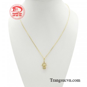 Bộ dây chuyền vòng quay may mắn có kiểu dáng tinh tế, sang trọng, phù hợp với nhiều phong cách thời trang khác nhau.