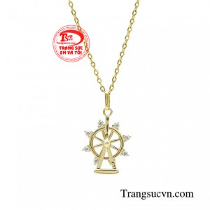 Bộ dây chuyền đu quay gợi nhớ đến những hạnh phúc, khoảnh khắc đáng nhớ của cuộc sống qua hình ảnh của những toa xe nhỏ xinh trên vòng quay.
