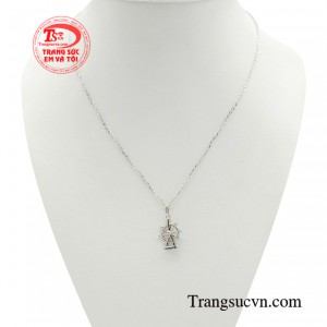 Bộ dây chuyền vòng quay cá tính với hình ảnh những toa xe nhỏ xinh được nâng lên và hạ xuống, mang đến cảm giác như đang được bay bổng giữa không trung. 