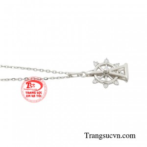 Sẽ chẳng còn gì hạnh phúc hơn khi cất công chọn lựa chiếc dây chuyền vàng nhỏ xinh, tự tay trao cho cô gái thân thương của bạn và ngắm nhìn cô ấy hạnh phúc, rạng rỡ mỗi ngày. 