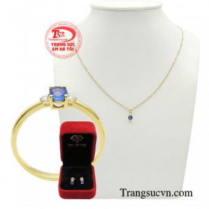 Bộ trang sức sapphire phản chiếu ánh sáng rực rỡ ở mọi sắc độ, thể hiện chiều sâu của màu xanh hoàng gia.