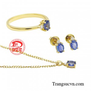 Đeo trang sức đá Sapphire để khẳng định phong cách bản thân, đồng thời để được bảo vệ, xua tan mọi tà niệm, đem sự hoà nhã, hoà bình đến cho chủ nhân sở hữu.