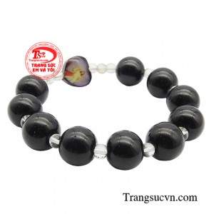 hẩm sử dụng chất liệu mã não đen có kích thước hạt 12 ly kết hợp charm gỗ in hình Chúa Jesu và Đức Mẹ Maria. 