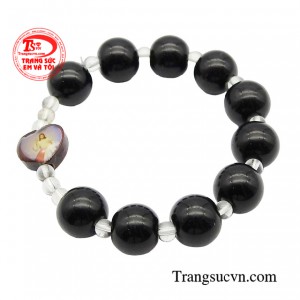 Chuỗi mân côi mã não đen tạo nên điểm nhấn riêng biệt xho người theo đạo công giáo, vừa làm trang sức thời trang vừa đọc kinh cầu bình an, may mắn.