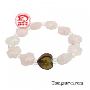 Chuỗi mân côi thạch anh hồng giúp người đeo suy ngẫm về lòng thương xót và sự hy sinh của Chúa.