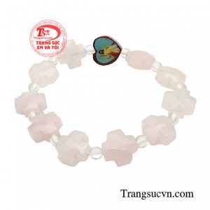 Đá thạch anh hồng còn là biểu tượng của tình yêu thương và sự bảo vệ. 