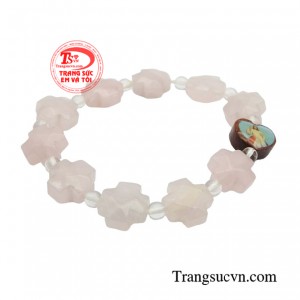 Khi đeo chuỗi mân côi thạch anh hồng bên mình sẽ luôn được bao bọc bởi tình yêu thương của những người thân yêu và nhận được sự che chở khỏi những điều xấu xa.