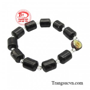 Khi lần chuỗi mân côi, người đeo cần tập trung vào từng hạt chuỗi, từng lời cầu nguyện. 