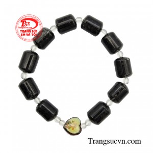 Khi lần chuỗi mân côi, người đeo sẽ suy ngẫm về những lời cầu nguyện, về những bài học đạo đức.