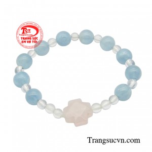 Chuỗi mân côi trẻ em aquamarine không chỉ là một món trang sức đẹp mắt mà còn có thể giúp bé học cách lần chuỗi mân côi, rèn luyện đức tin. 