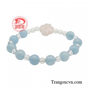 Các hạt đá aquamarine được mài nhẵn, mịn màng, kết hợp charm thập tự giá thạch anh hồng tạo nên màu sắc thu hút độc đáo.