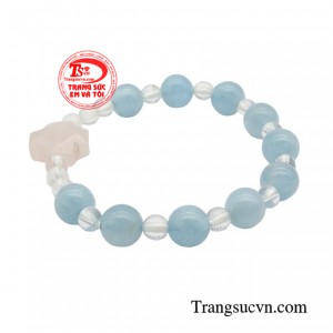 Chuỗi được làm từ đá aquamarine, một loại đá quý có màu xanh dương dịu mát, tượng trưng cho sự thanh khiết và bình an.