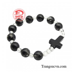 Khi đeo chuỗi mân côi, bé có thể cầu nguyện cho sự bình an, sức khỏe và hạnh phúc của bản thân, gia đình và những người thân yêu.