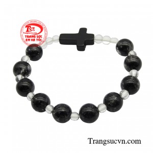 Cha mẹ có thể hướng dẫn bé cách lần chuỗi mân côi và cầu nguyện. 