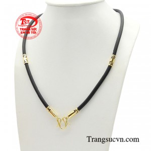 Bên cạnh đó với kiểu dáng và kích thước phù hợp mọi lứa tuổi giúp tôn lên sự tinh tế và lịch lãm cho bản thân.