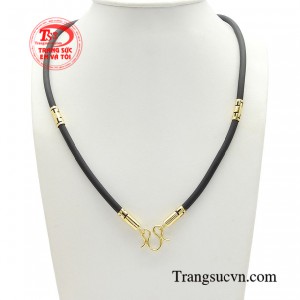 Dây cao su bọc vàng phóng khoáng mang vẻ ngoài đơn giản nhưng vẫn giữ được nét cá tính và vô cùng năng động. 