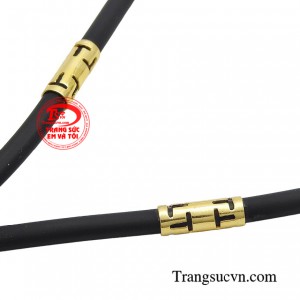 Dây cao su phù hợp đeo cùng mặt dây đá quý, mặt dây nam vàng mạnh mẽ, đẳng cấp và hợp phong thủy đang là sự lựa chọn của nhiều bạn trẻ hiện nay.