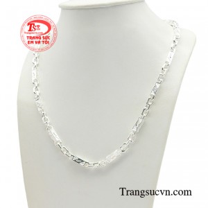 Phái mạnh đeo dây chuyền bạc giúp nâng tầm phong cách, thể hiện thần thái, khí chất riêng