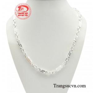 Dây chuyền bạc khí chất phong độ sở hữu kiểu dáng mạnh mẽ, cá tính dành cho người đàn ông hiện đại, có phong cách thời trang rõ ràng.