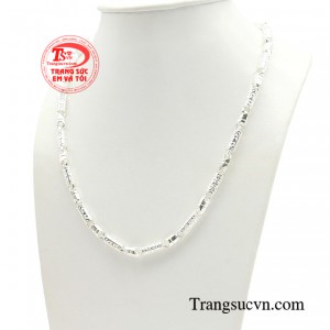 Một chiếc dây chuyền cho nam đơn giản nhưng lại là bí quyết để các bạn nam thể hiện sự đẳng cấp của mình.